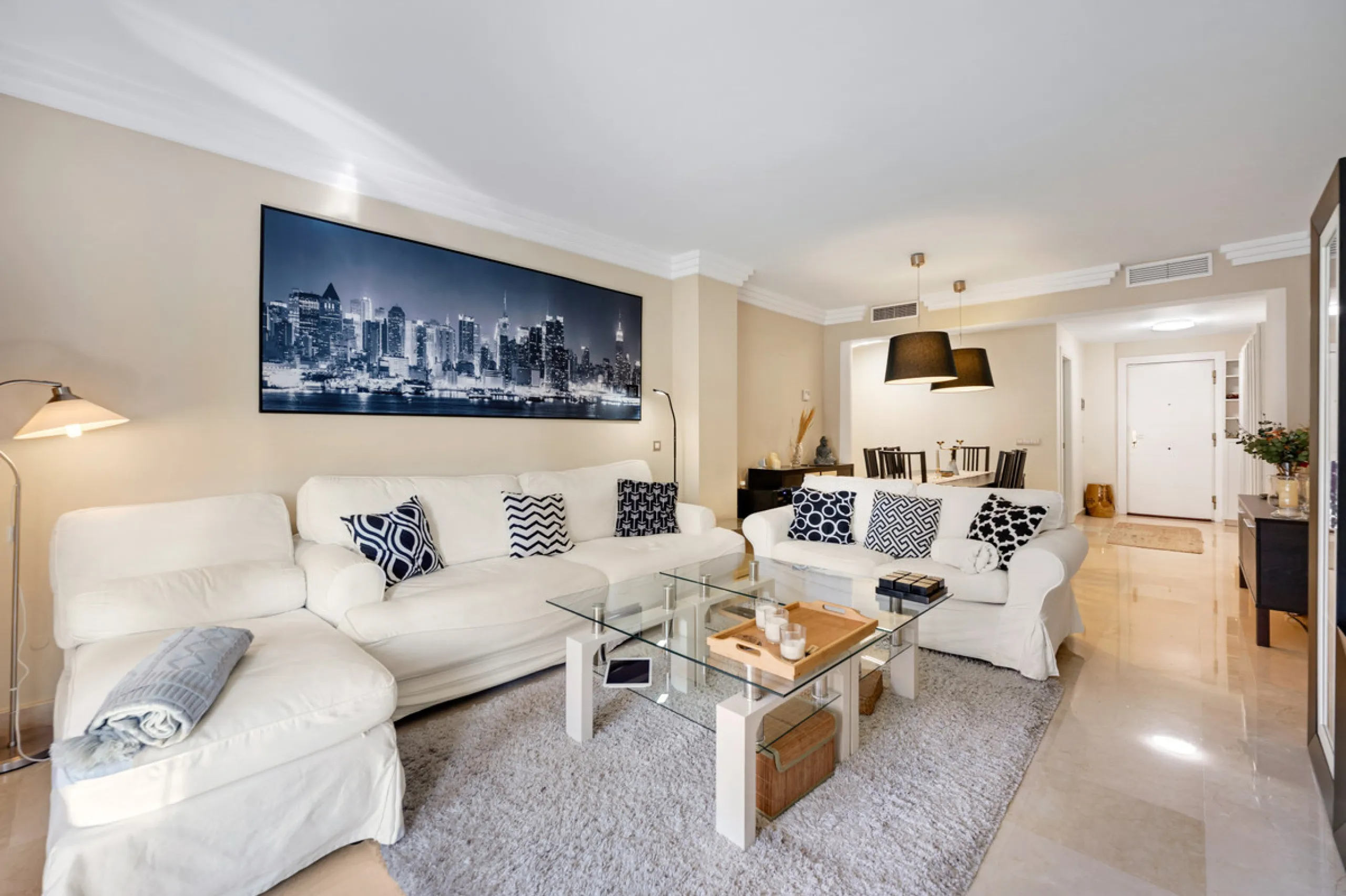 URB. GAZULES DEL SOL a highly sought-after 24-hour secured urbanization, you'll find this bright and spacious apartment in excellent condition. The community offers 4 outdoor swimming pools, a SPA with 2 indoor pools, sauna, gym, and an outdoor padel cour