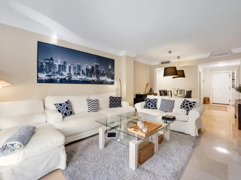 URB. GAZULES DEL SOL a highly sought-after 24-hour secured urbanization, you'll find this bright and spacious apartment in excellent condition. The community offers 4 outdoor swimming pools, a SPA with 2 indoor pools, sauna, gym, and an outdoor padel cour