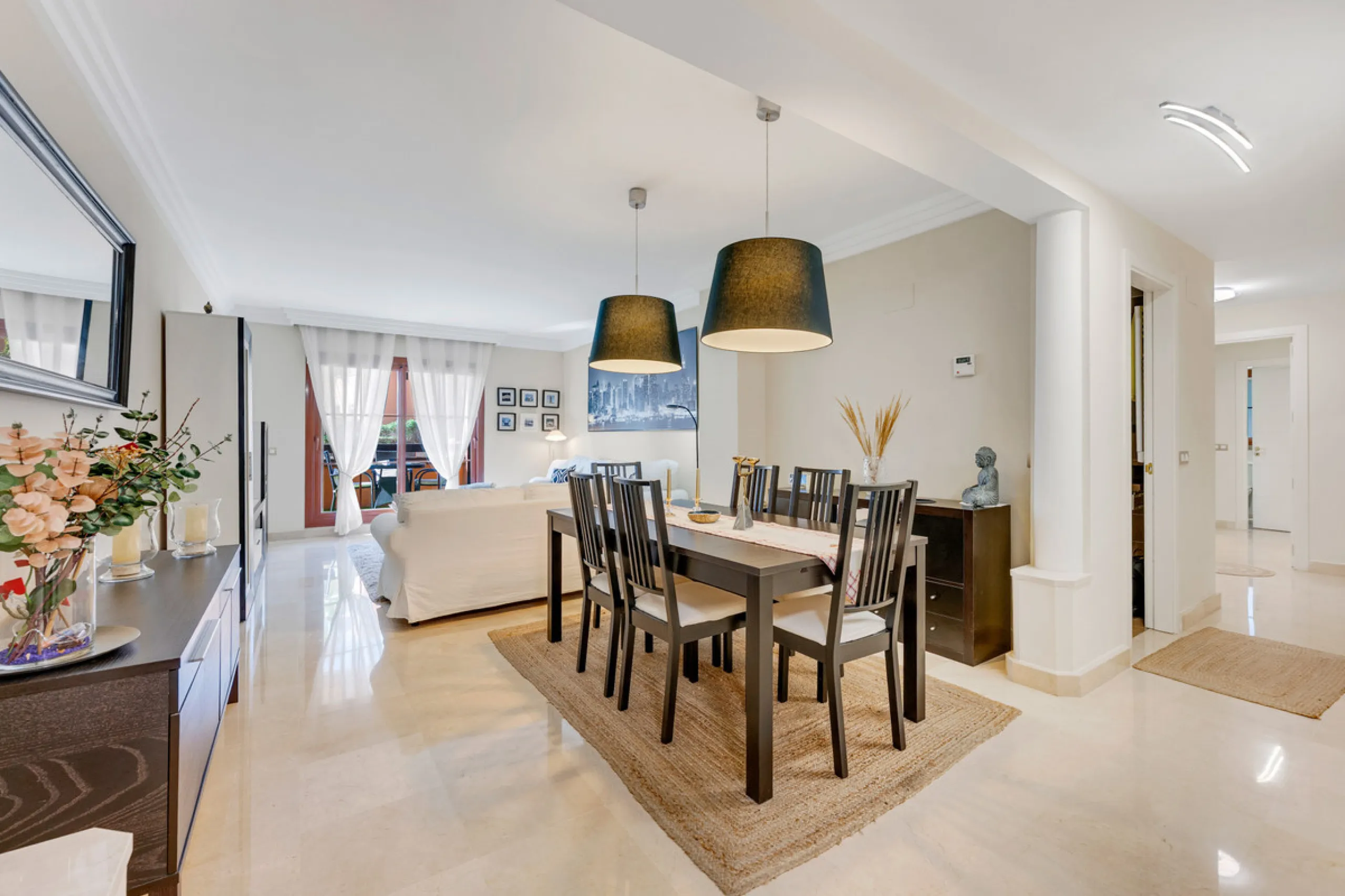 URB. GAZULES DEL SOL a highly sought-after 24-hour secured urbanization, you'll find this bright and spacious apartment in excellent condition. The community offers 4 outdoor swimming pools, a SPA with 2 indoor pools, sauna, gym, and an outdoor padel cour