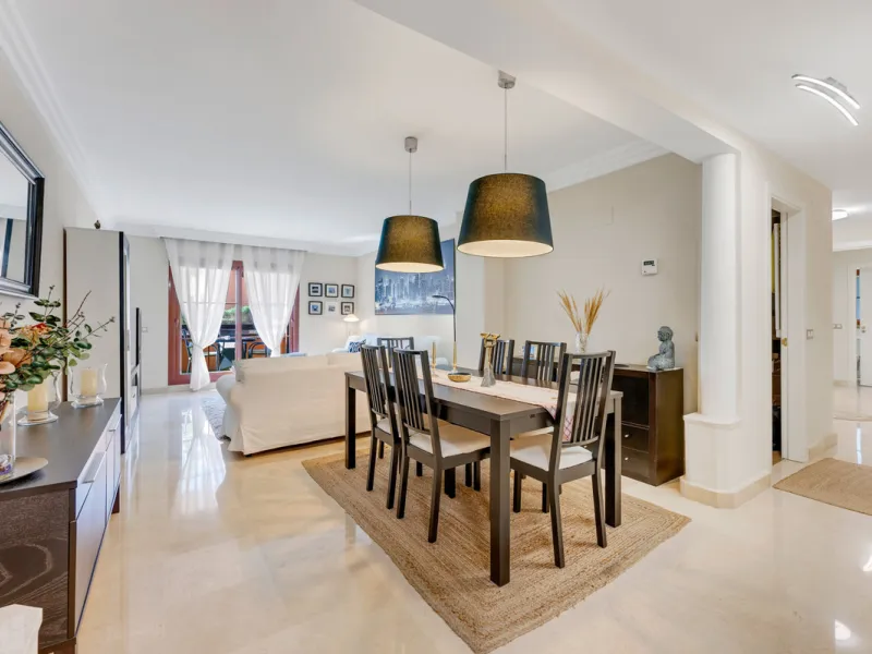 URB. GAZULES DEL SOL a highly sought-after 24-hour secured urbanization, you'll find this bright and spacious apartment in excellent condition. The community offers 4 outdoor swimming pools, a SPA with 2 indoor pools, sauna, gym, and an outdoor padel cour