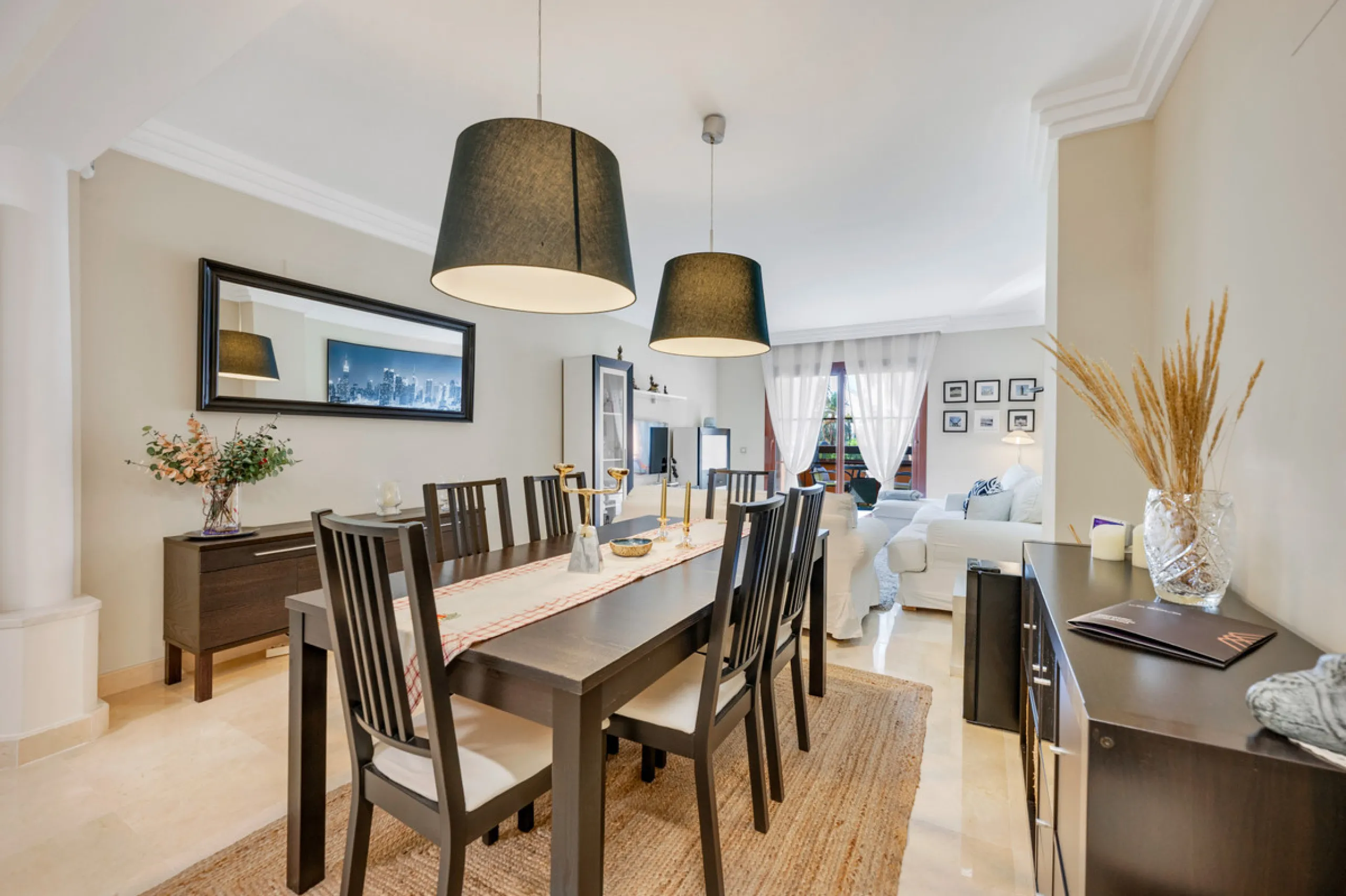 URB. GAZULES DEL SOL a highly sought-after 24-hour secured urbanization, you'll find this bright and spacious apartment in excellent condition. The community offers 4 outdoor swimming pools, a SPA with 2 indoor pools, sauna, gym, and an outdoor padel cour