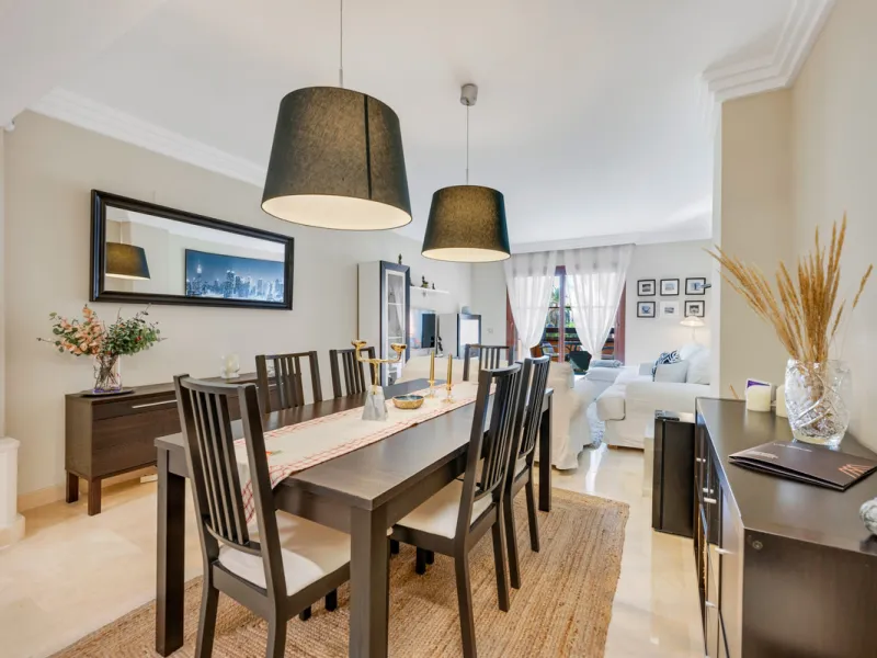URB. GAZULES DEL SOL a highly sought-after 24-hour secured urbanization, you'll find this bright and spacious apartment in excellent condition. The community offers 4 outdoor swimming pools, a SPA with 2 indoor pools, sauna, gym, and an outdoor padel cour