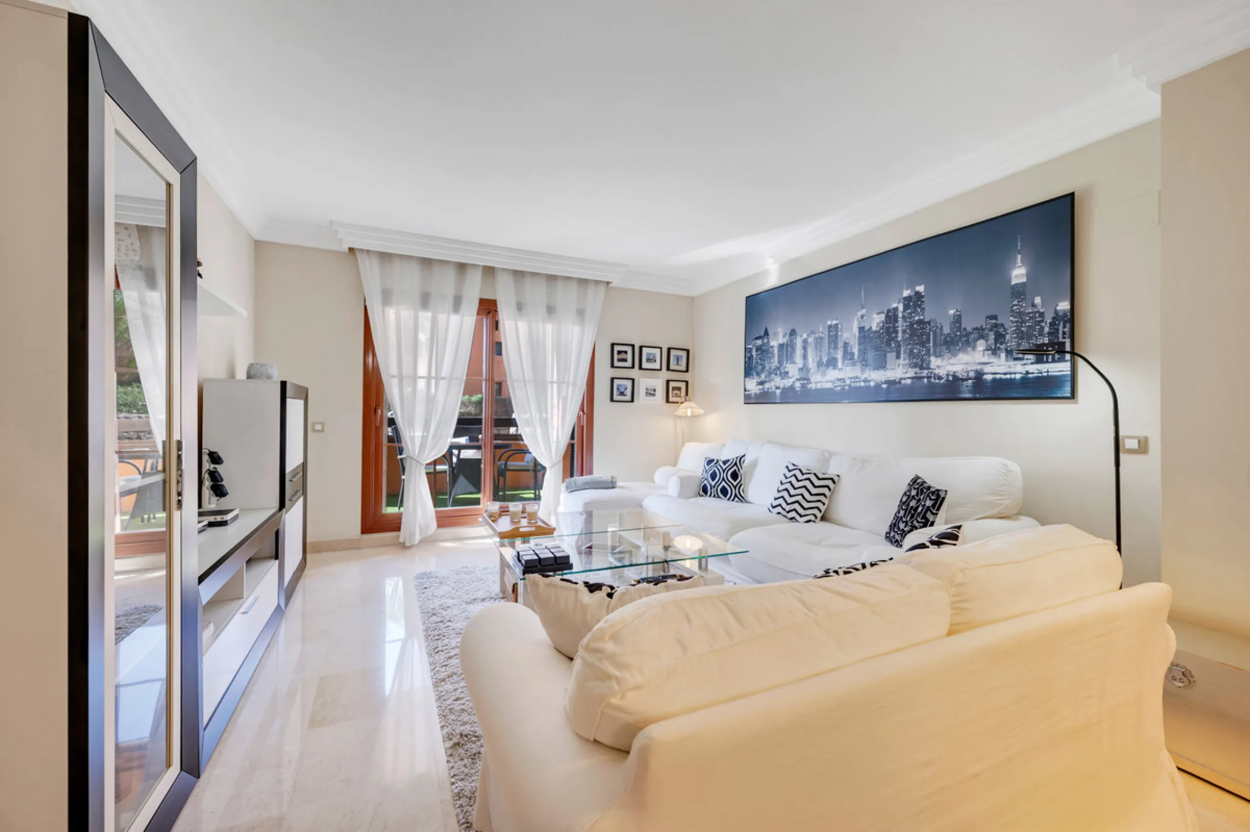 URB. GAZULES DEL SOL a highly sought-after 24-hour secured urbanization, you'll find this bright and spacious apartment in excellent condition. The community offers 4 outdoor swimming pools, a SPA with 2 indoor pools, sauna, gym, and an outdoor padel cour
