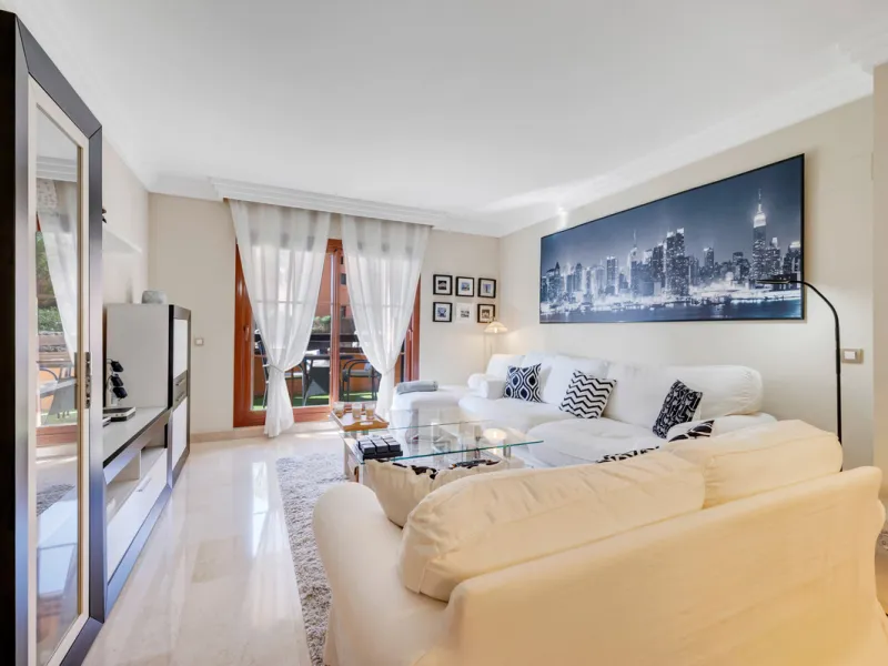 URB. GAZULES DEL SOL a highly sought-after 24-hour secured urbanization, you'll find this bright and spacious apartment in excellent condition. The community offers 4 outdoor swimming pools, a SPA with 2 indoor pools, sauna, gym, and an outdoor padel cour