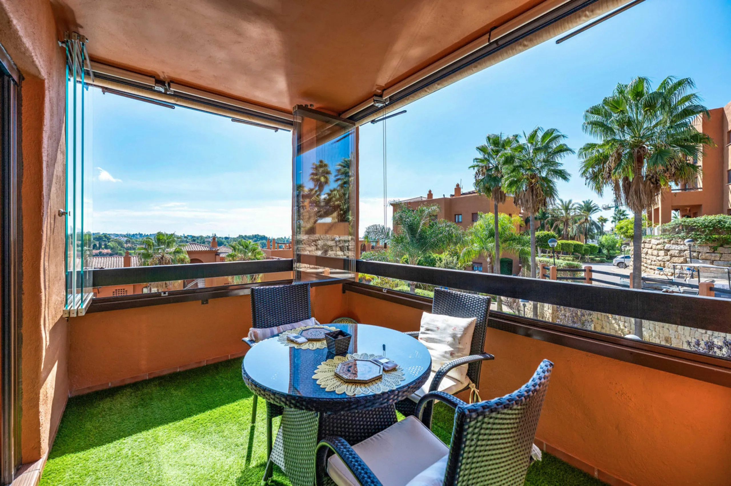 URB. GAZULES DEL SOL a highly sought-after 24-hour secured urbanization, you'll find this bright and spacious apartment in excellent condition. The community offers 4 outdoor swimming pools, a SPA with 2 indoor pools, sauna, gym, and an outdoor padel cour