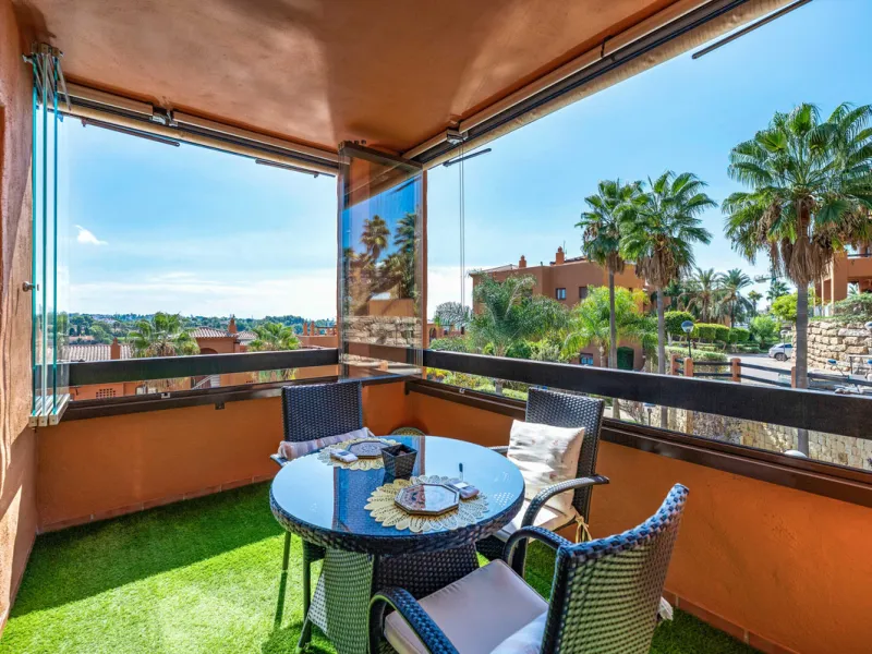 URB. GAZULES DEL SOL a highly sought-after 24-hour secured urbanization, you'll find this bright and spacious apartment in excellent condition. The community offers 4 outdoor swimming pools, a SPA with 2 indoor pools, sauna, gym, and an outdoor padel cour
