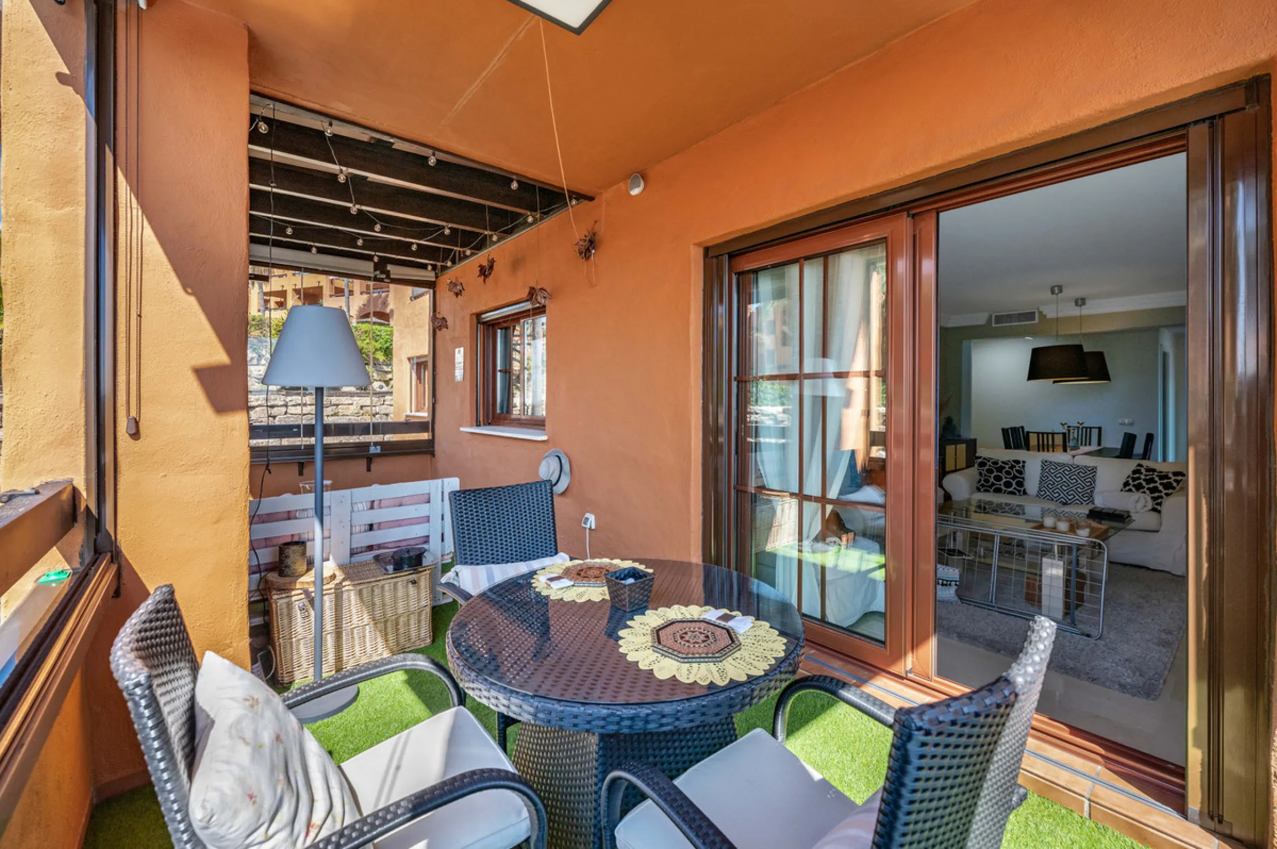 URB. GAZULES DEL SOL a highly sought-after 24-hour secured urbanization, you'll find this bright and spacious apartment in excellent condition. The community offers 4 outdoor swimming pools, a SPA with 2 indoor pools, sauna, gym, and an outdoor padel cour