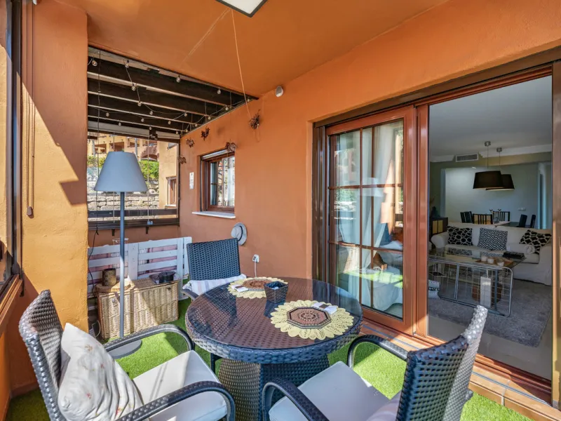 URB. GAZULES DEL SOL a highly sought-after 24-hour secured urbanization, you'll find this bright and spacious apartment in excellent condition. The community offers 4 outdoor swimming pools, a SPA with 2 indoor pools, sauna, gym, and an outdoor padel cour