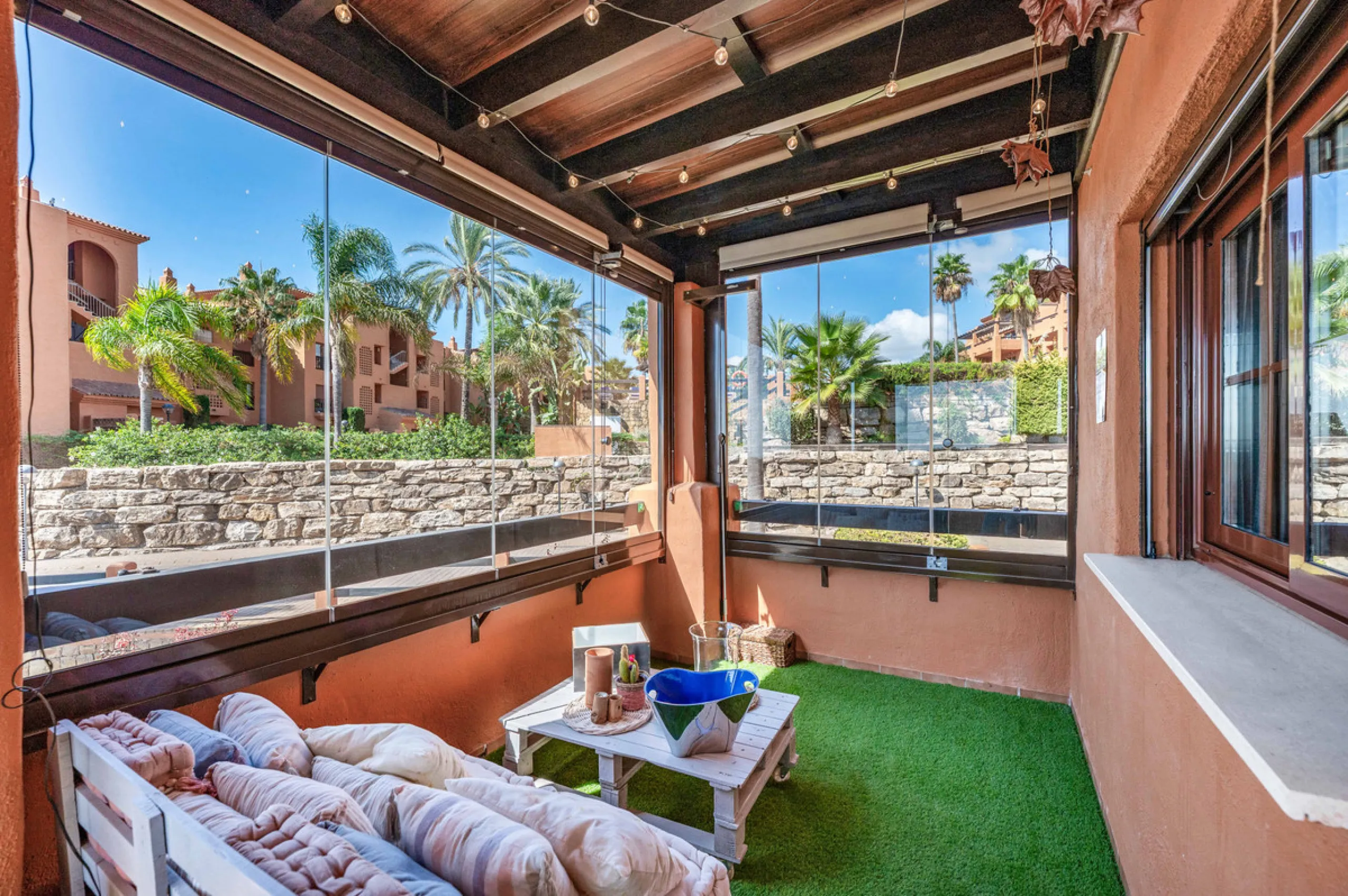 URB. GAZULES DEL SOL a highly sought-after 24-hour secured urbanization, you'll find this bright and spacious apartment in excellent condition. The community offers 4 outdoor swimming pools, a SPA with 2 indoor pools, sauna, gym, and an outdoor padel cour