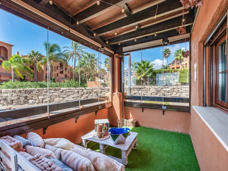 URB. GAZULES DEL SOL a highly sought-after 24-hour secured urbanization, you'll find this bright and spacious apartment in excellent condition. The community offers 4 outdoor swimming pools, a SPA with 2 indoor pools, sauna, gym, and an outdoor padel cour