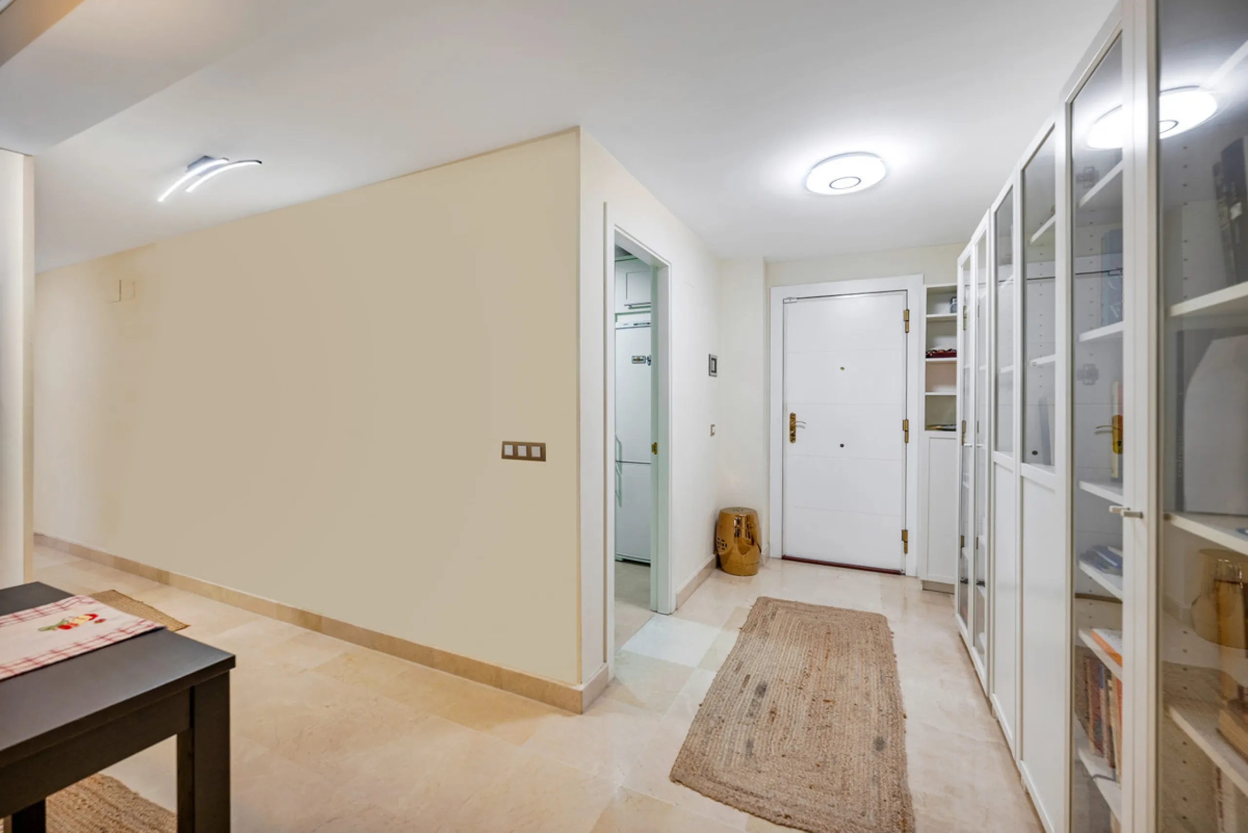 URB. GAZULES DEL SOL a highly sought-after 24-hour secured urbanization, you'll find this bright and spacious apartment in excellent condition. The community offers 4 outdoor swimming pools, a SPA with 2 indoor pools, sauna, gym, and an outdoor padel cour