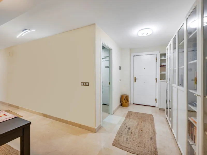 URB. GAZULES DEL SOL a highly sought-after 24-hour secured urbanization, you'll find this bright and spacious apartment in excellent condition. The community offers 4 outdoor swimming pools, a SPA with 2 indoor pools, sauna, gym, and an outdoor padel cour