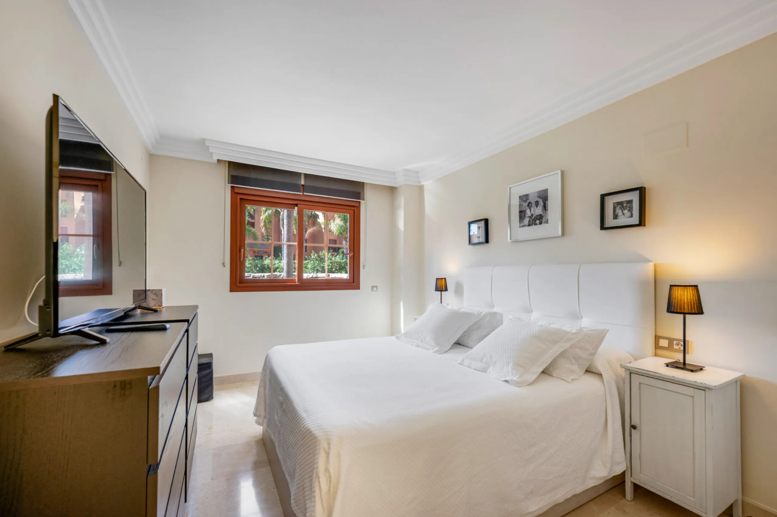 URB. GAZULES DEL SOL a highly sought-after 24-hour secured urbanization, you'll find this bright and spacious apartment in excellent condition. The community offers 4 outdoor swimming pools, a SPA with 2 indoor pools, sauna, gym, and an outdoor padel cour