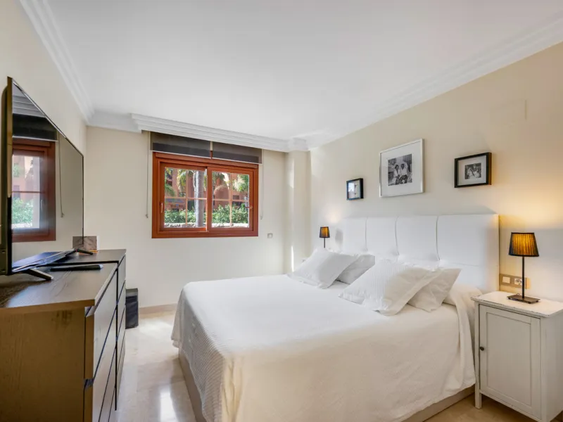 URB. GAZULES DEL SOL a highly sought-after 24-hour secured urbanization, you'll find this bright and spacious apartment in excellent condition. The community offers 4 outdoor swimming pools, a SPA with 2 indoor pools, sauna, gym, and an outdoor padel cour