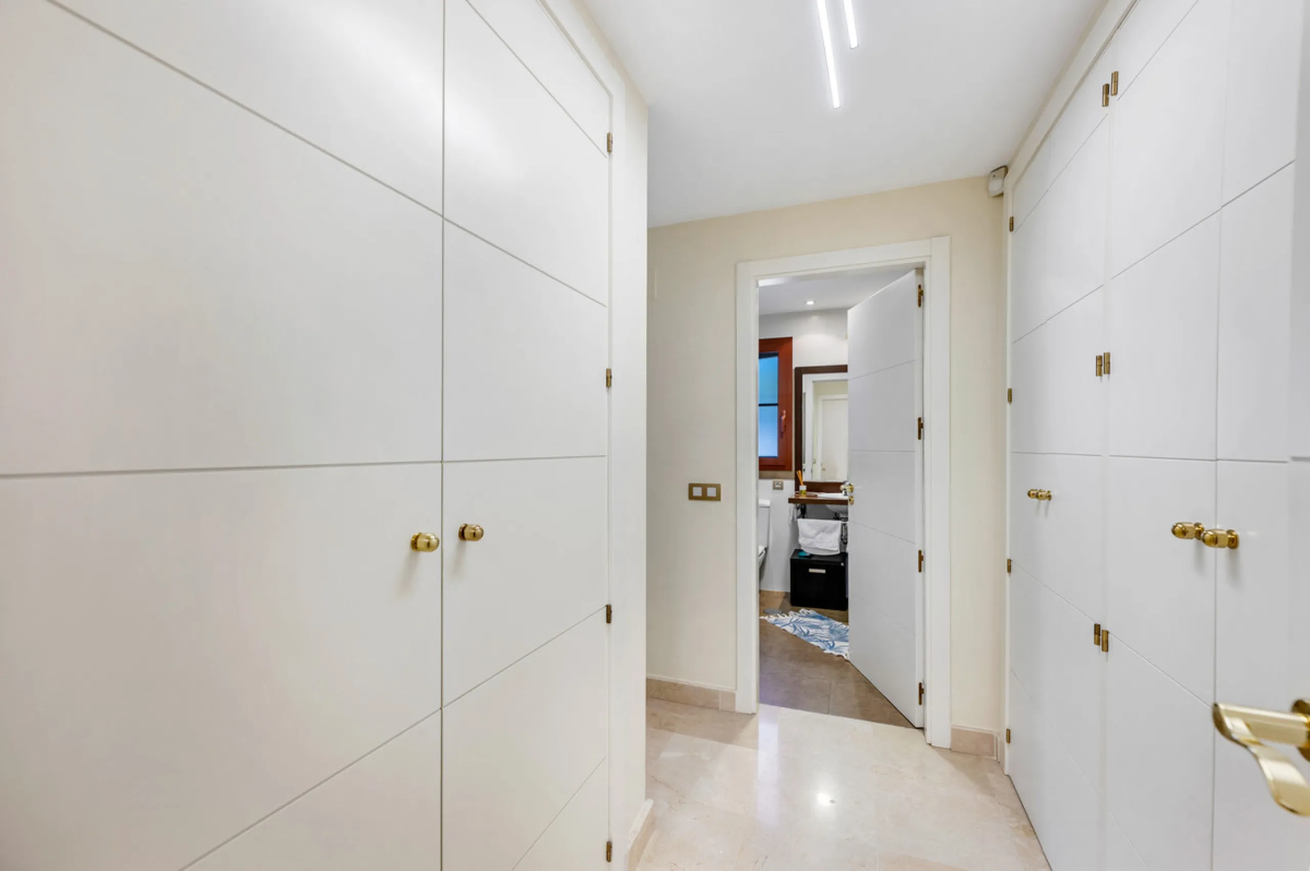 URB. GAZULES DEL SOL a highly sought-after 24-hour secured urbanization, you'll find this bright and spacious apartment in excellent condition. The community offers 4 outdoor swimming pools, a SPA with 2 indoor pools, sauna, gym, and an outdoor padel cour