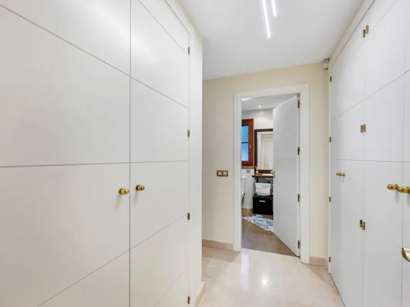 URB. GAZULES DEL SOL a highly sought-after 24-hour secured urbanization, you'll find this bright and spacious apartment in excellent condition. The community offers 4 outdoor swimming pools, a SPA with 2 indoor pools, sauna, gym, and an outdoor padel cour