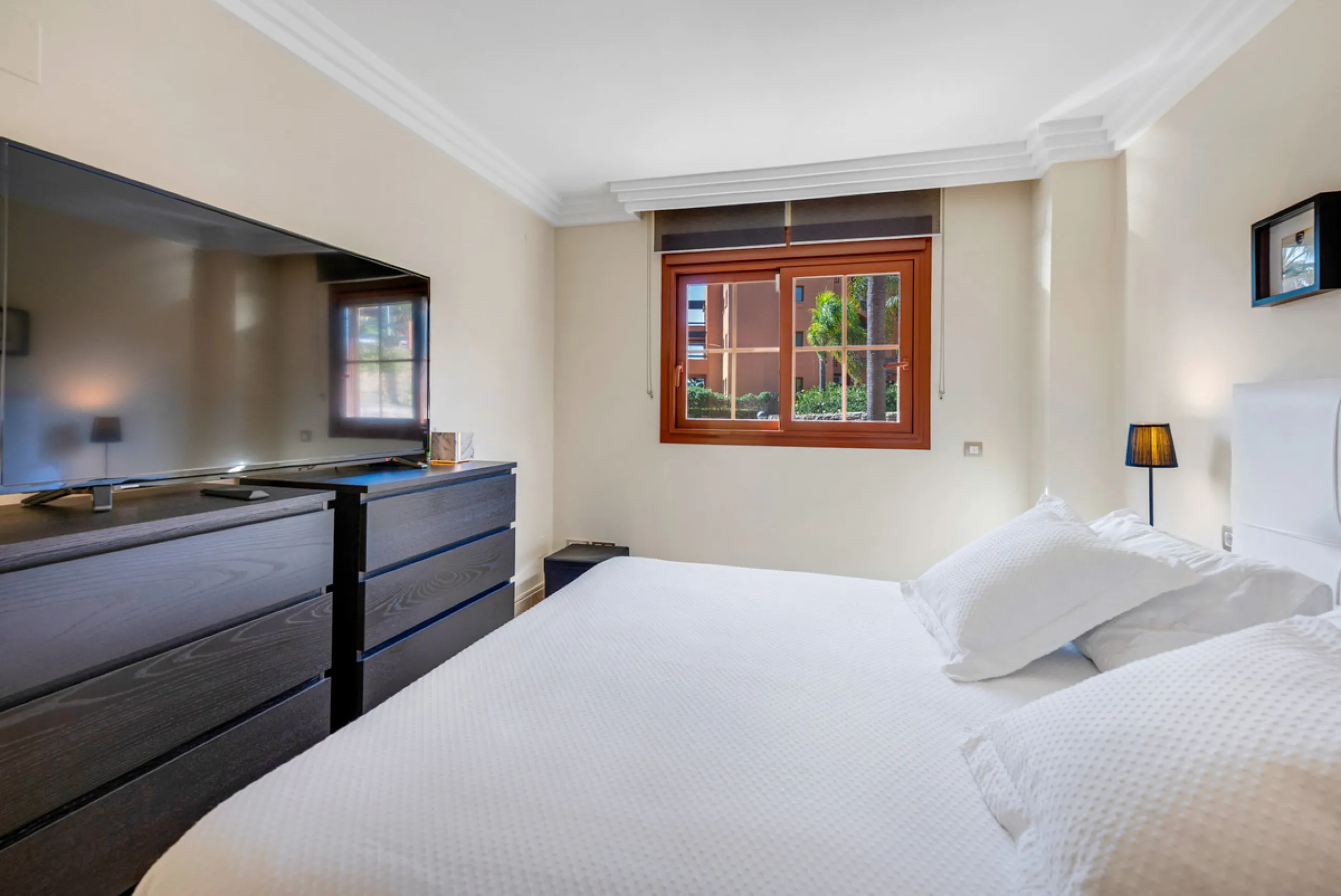 URB. GAZULES DEL SOL a highly sought-after 24-hour secured urbanization, you'll find this bright and spacious apartment in excellent condition. The community offers 4 outdoor swimming pools, a SPA with 2 indoor pools, sauna, gym, and an outdoor padel cour