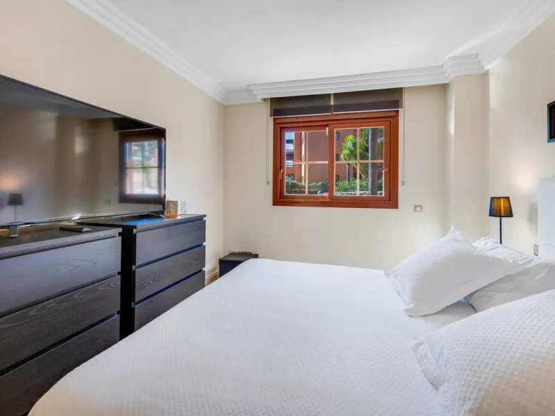 URB. GAZULES DEL SOL a highly sought-after 24-hour secured urbanization, you'll find this bright and spacious apartment in excellent condition. The community offers 4 outdoor swimming pools, a SPA with 2 indoor pools, sauna, gym, and an outdoor padel cour