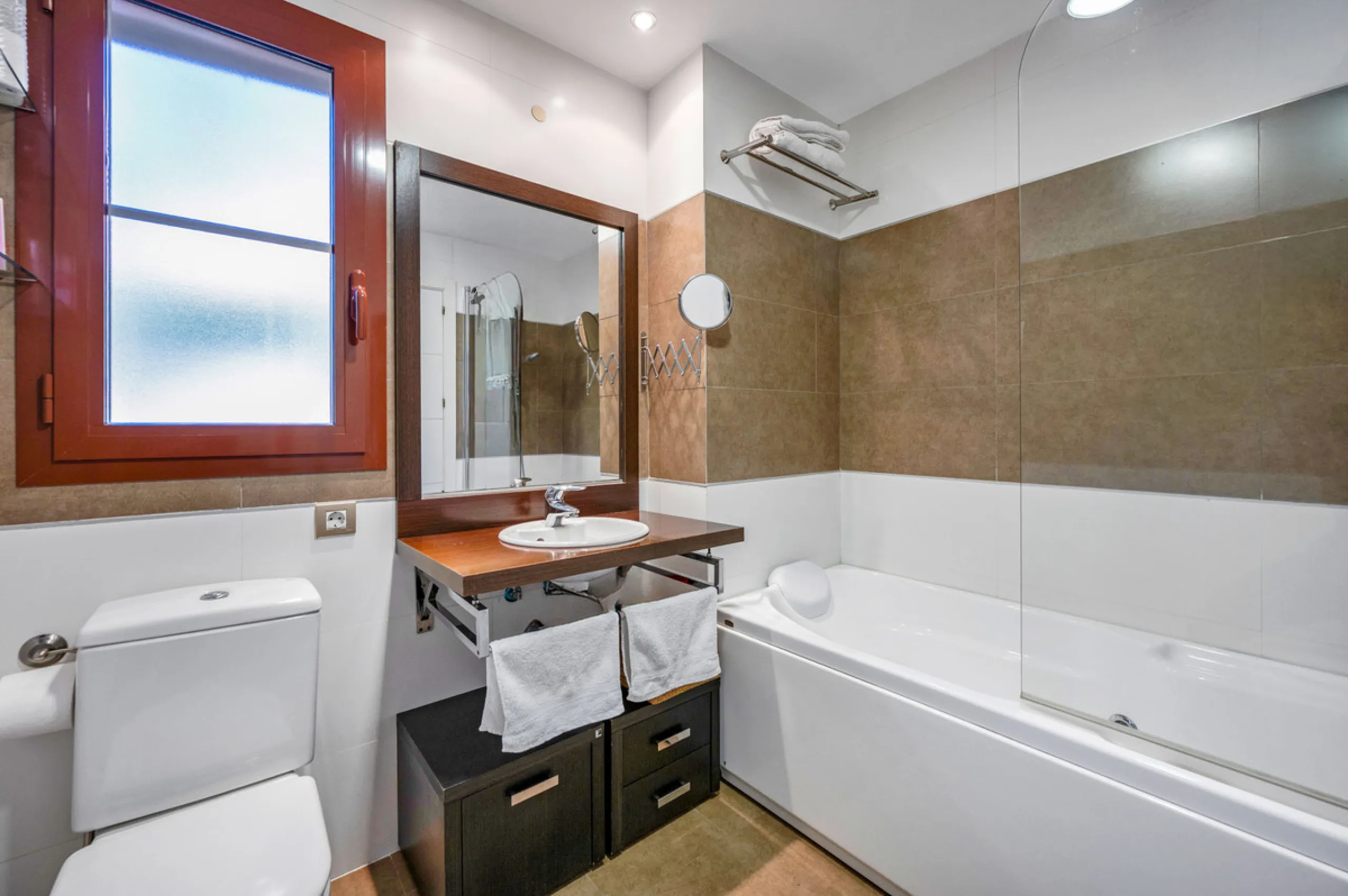 URB. GAZULES DEL SOL a highly sought-after 24-hour secured urbanization, you'll find this bright and spacious apartment in excellent condition. The community offers 4 outdoor swimming pools, a SPA with 2 indoor pools, sauna, gym, and an outdoor padel cour