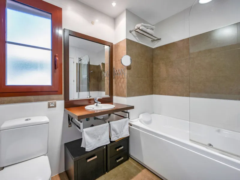 URB. GAZULES DEL SOL a highly sought-after 24-hour secured urbanization, you'll find this bright and spacious apartment in excellent condition. The community offers 4 outdoor swimming pools, a SPA with 2 indoor pools, sauna, gym, and an outdoor padel cour