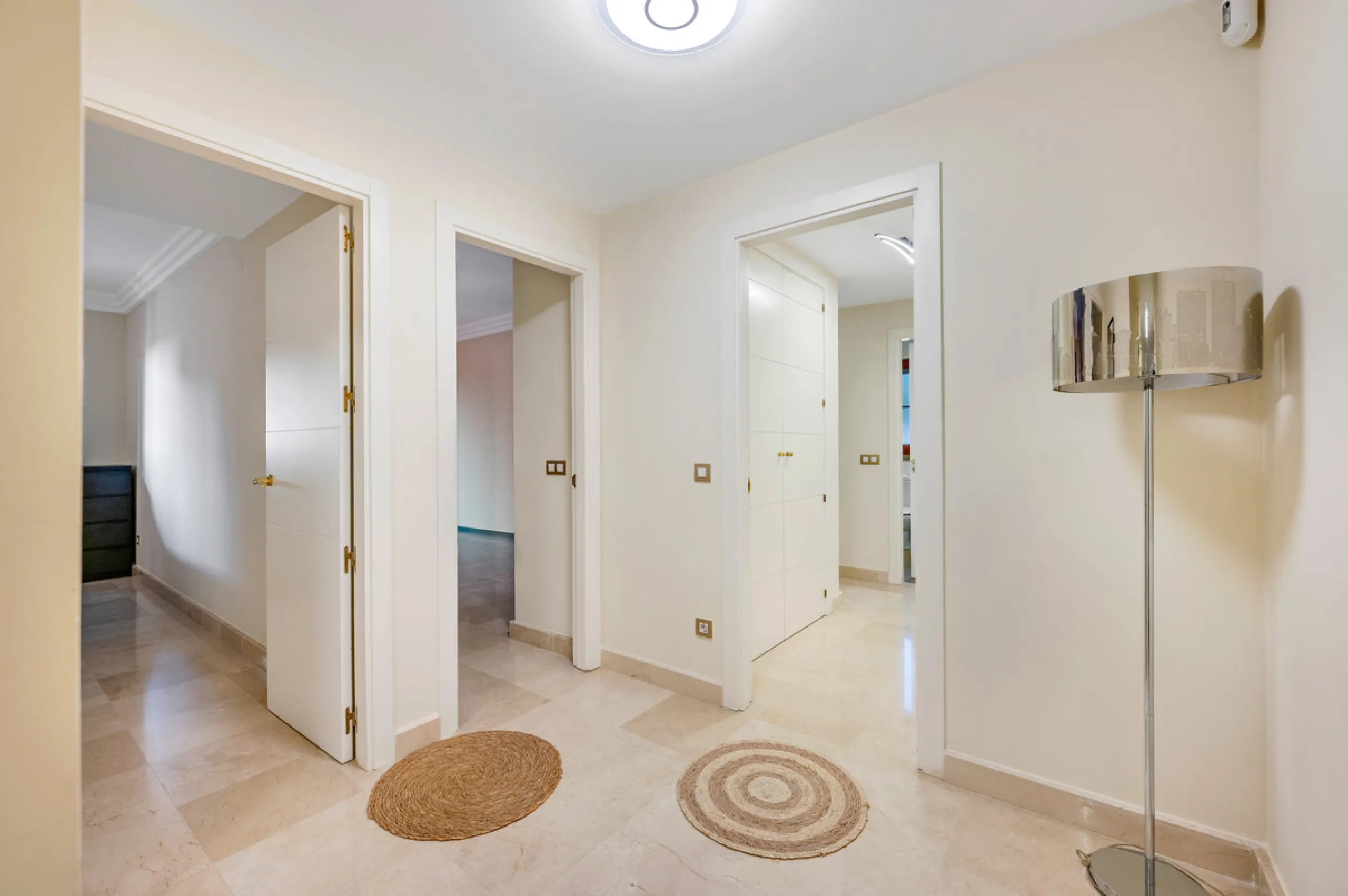 URB. GAZULES DEL SOL a highly sought-after 24-hour secured urbanization, you'll find this bright and spacious apartment in excellent condition. The community offers 4 outdoor swimming pools, a SPA with 2 indoor pools, sauna, gym, and an outdoor padel cour
