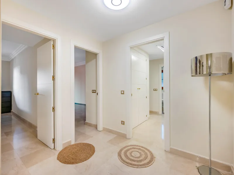 URB. GAZULES DEL SOL a highly sought-after 24-hour secured urbanization, you'll find this bright and spacious apartment in excellent condition. The community offers 4 outdoor swimming pools, a SPA with 2 indoor pools, sauna, gym, and an outdoor padel cour