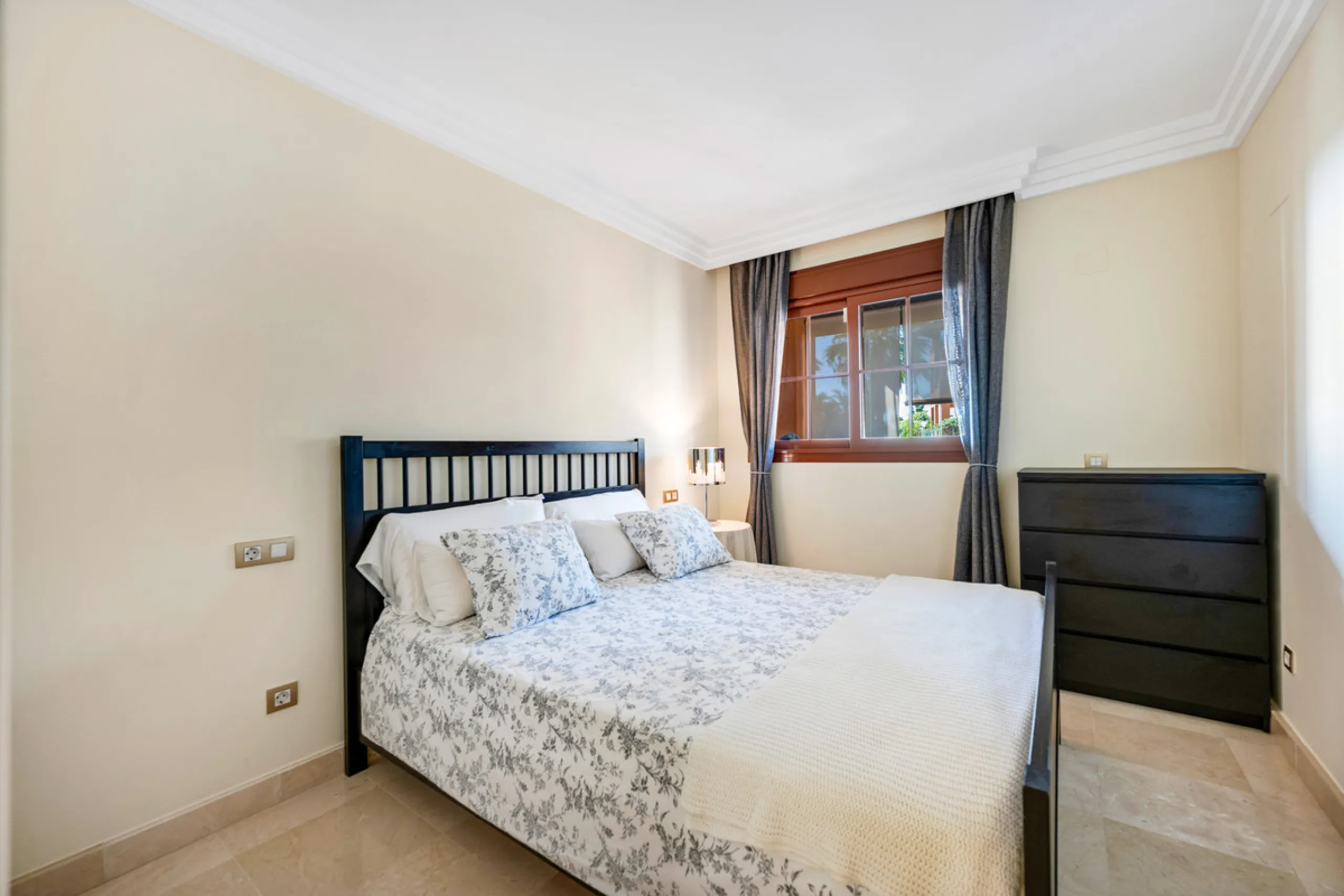 URB. GAZULES DEL SOL a highly sought-after 24-hour secured urbanization, you'll find this bright and spacious apartment in excellent condition. The community offers 4 outdoor swimming pools, a SPA with 2 indoor pools, sauna, gym, and an outdoor padel cour