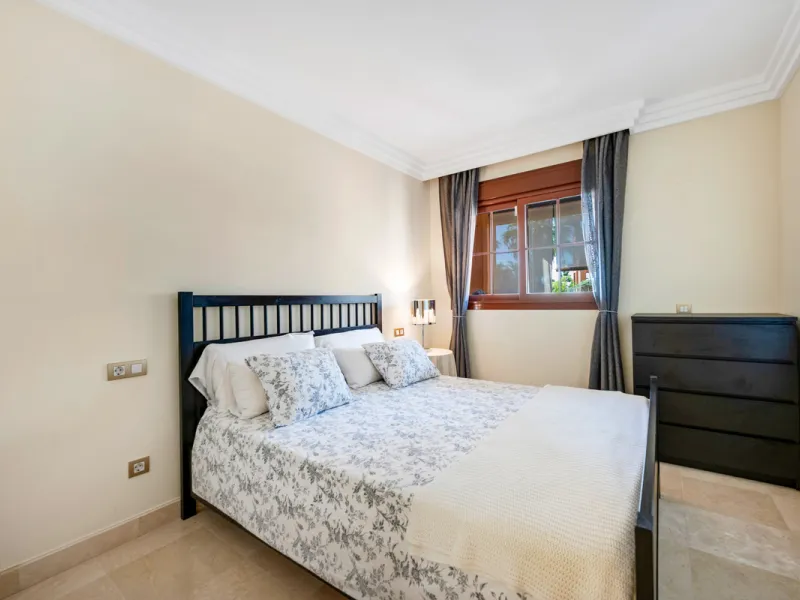 URB. GAZULES DEL SOL a highly sought-after 24-hour secured urbanization, you'll find this bright and spacious apartment in excellent condition. The community offers 4 outdoor swimming pools, a SPA with 2 indoor pools, sauna, gym, and an outdoor padel cour