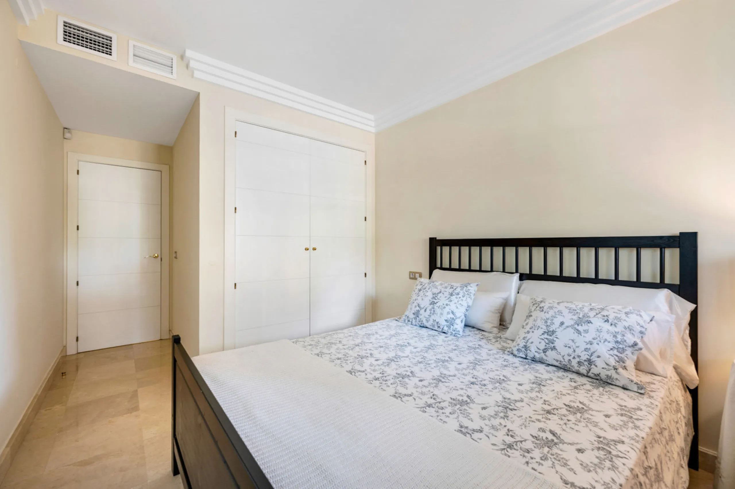 URB. GAZULES DEL SOL a highly sought-after 24-hour secured urbanization, you'll find this bright and spacious apartment in excellent condition. The community offers 4 outdoor swimming pools, a SPA with 2 indoor pools, sauna, gym, and an outdoor padel cour