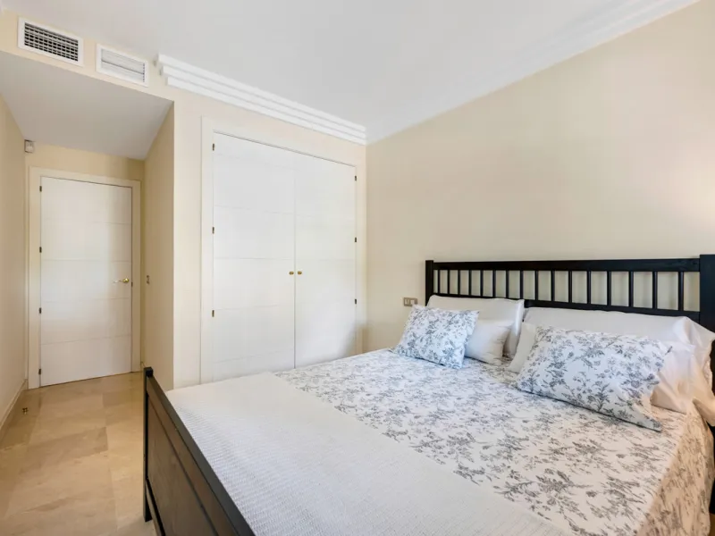 URB. GAZULES DEL SOL a highly sought-after 24-hour secured urbanization, you'll find this bright and spacious apartment in excellent condition. The community offers 4 outdoor swimming pools, a SPA with 2 indoor pools, sauna, gym, and an outdoor padel cour