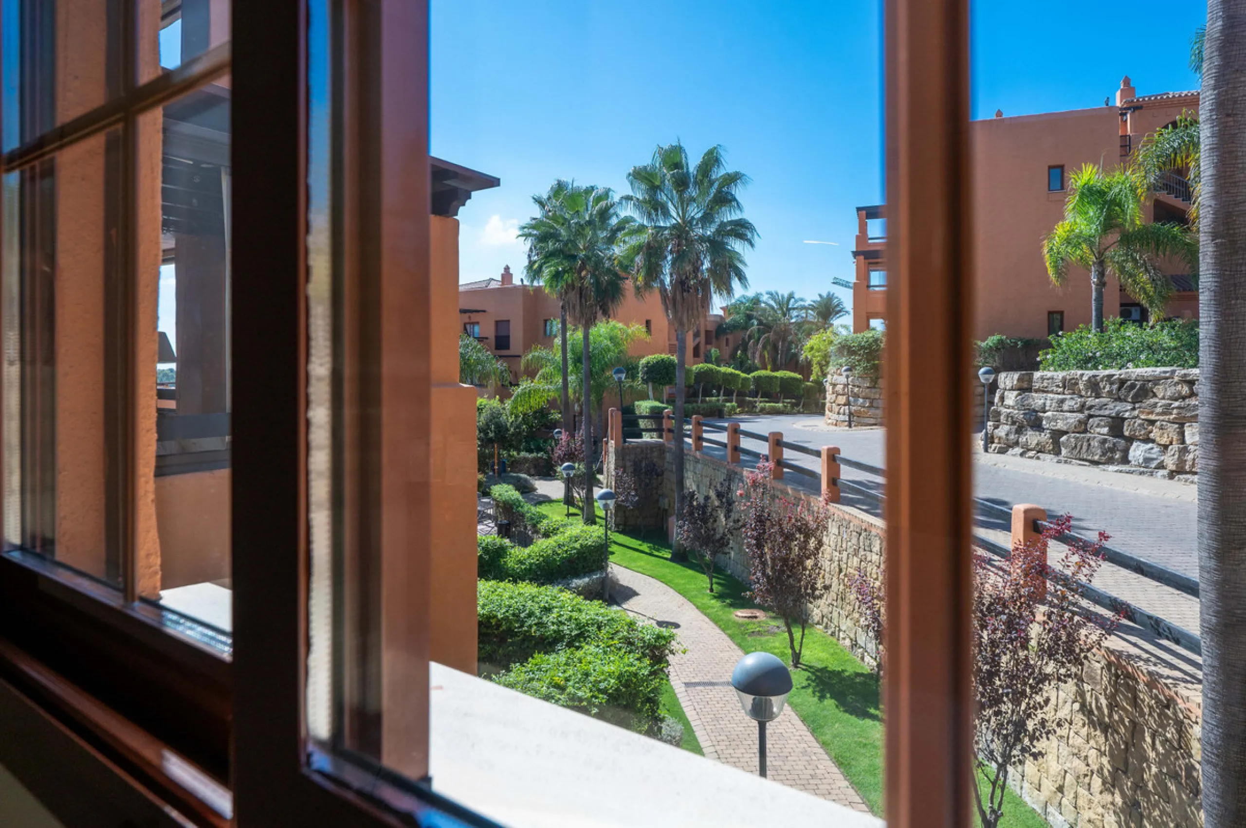 URB. GAZULES DEL SOL a highly sought-after 24-hour secured urbanization, you'll find this bright and spacious apartment in excellent condition. The community offers 4 outdoor swimming pools, a SPA with 2 indoor pools, sauna, gym, and an outdoor padel cour