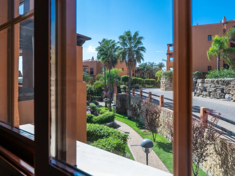 URB. GAZULES DEL SOL a highly sought-after 24-hour secured urbanization, you'll find this bright and spacious apartment in excellent condition. The community offers 4 outdoor swimming pools, a SPA with 2 indoor pools, sauna, gym, and an outdoor padel cour