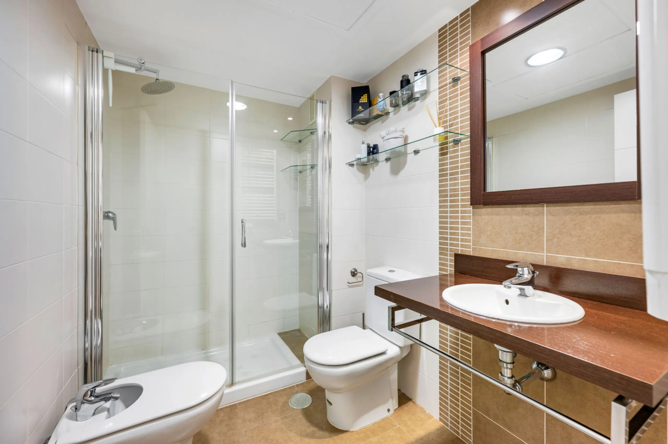 URB. GAZULES DEL SOL a highly sought-after 24-hour secured urbanization, you'll find this bright and spacious apartment in excellent condition. The community offers 4 outdoor swimming pools, a SPA with 2 indoor pools, sauna, gym, and an outdoor padel cour