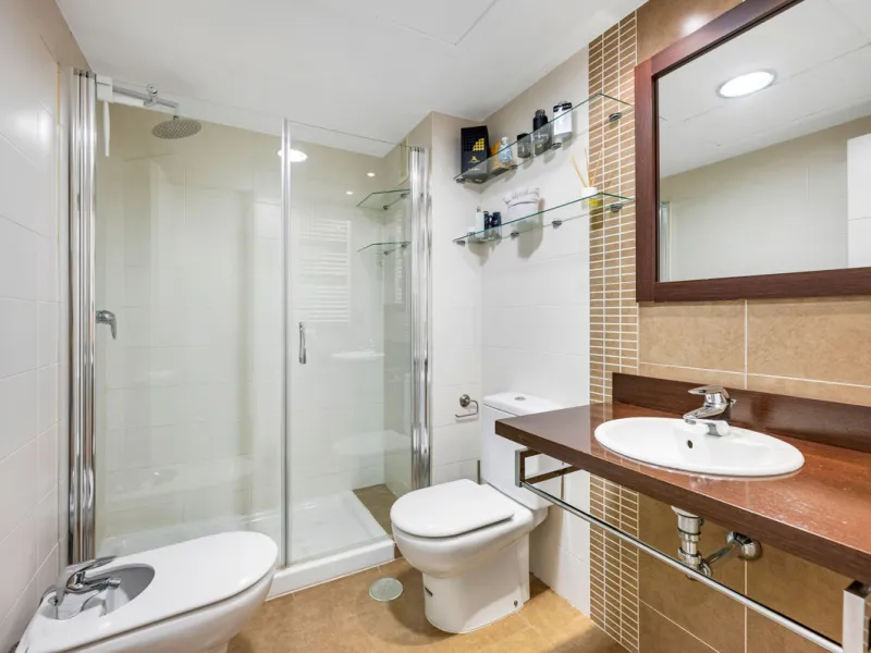 URB. GAZULES DEL SOL a highly sought-after 24-hour secured urbanization, you'll find this bright and spacious apartment in excellent condition. The community offers 4 outdoor swimming pools, a SPA with 2 indoor pools, sauna, gym, and an outdoor padel cour