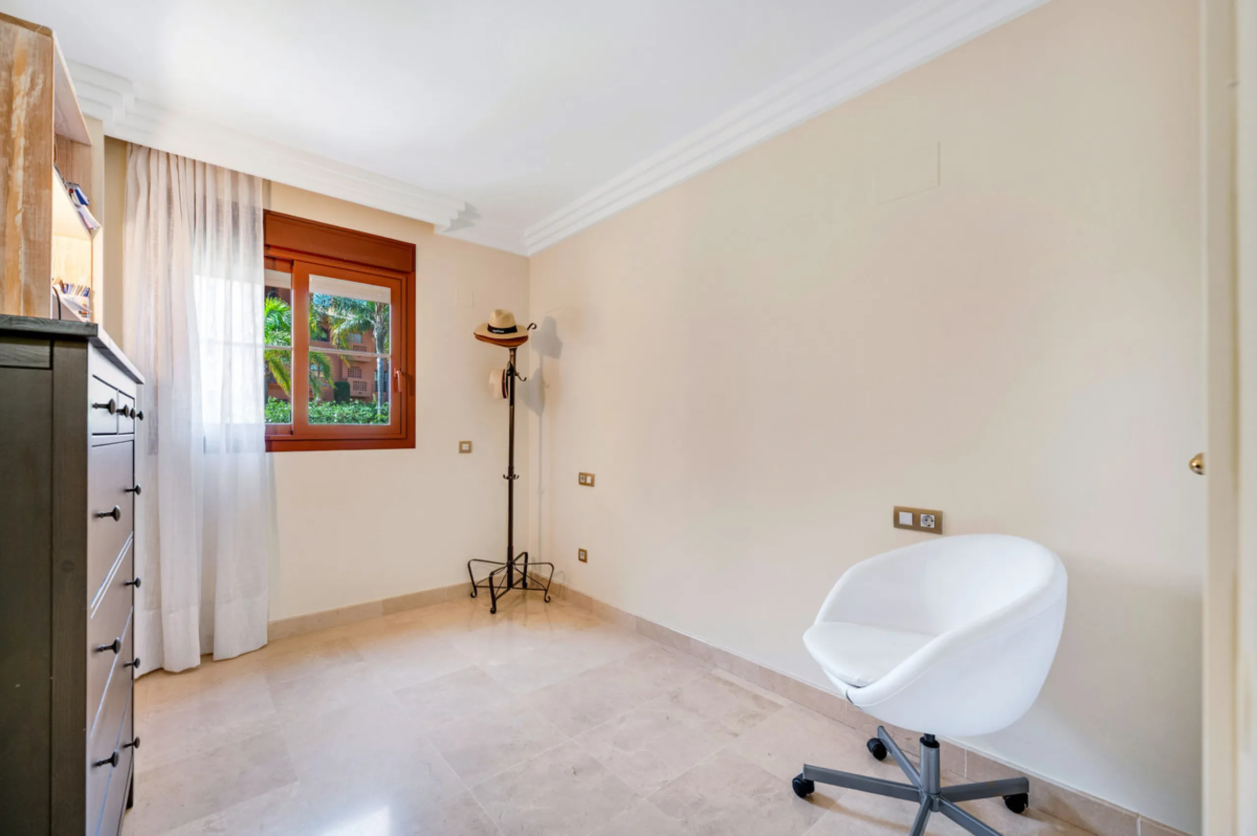 URB. GAZULES DEL SOL a highly sought-after 24-hour secured urbanization, you'll find this bright and spacious apartment in excellent condition. The community offers 4 outdoor swimming pools, a SPA with 2 indoor pools, sauna, gym, and an outdoor padel cour