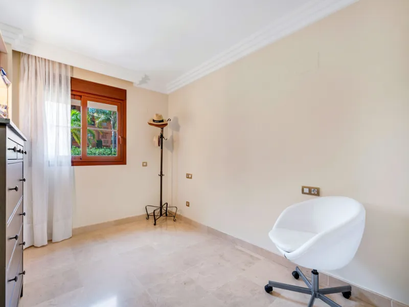 URB. GAZULES DEL SOL a highly sought-after 24-hour secured urbanization, you'll find this bright and spacious apartment in excellent condition. The community offers 4 outdoor swimming pools, a SPA with 2 indoor pools, sauna, gym, and an outdoor padel cour