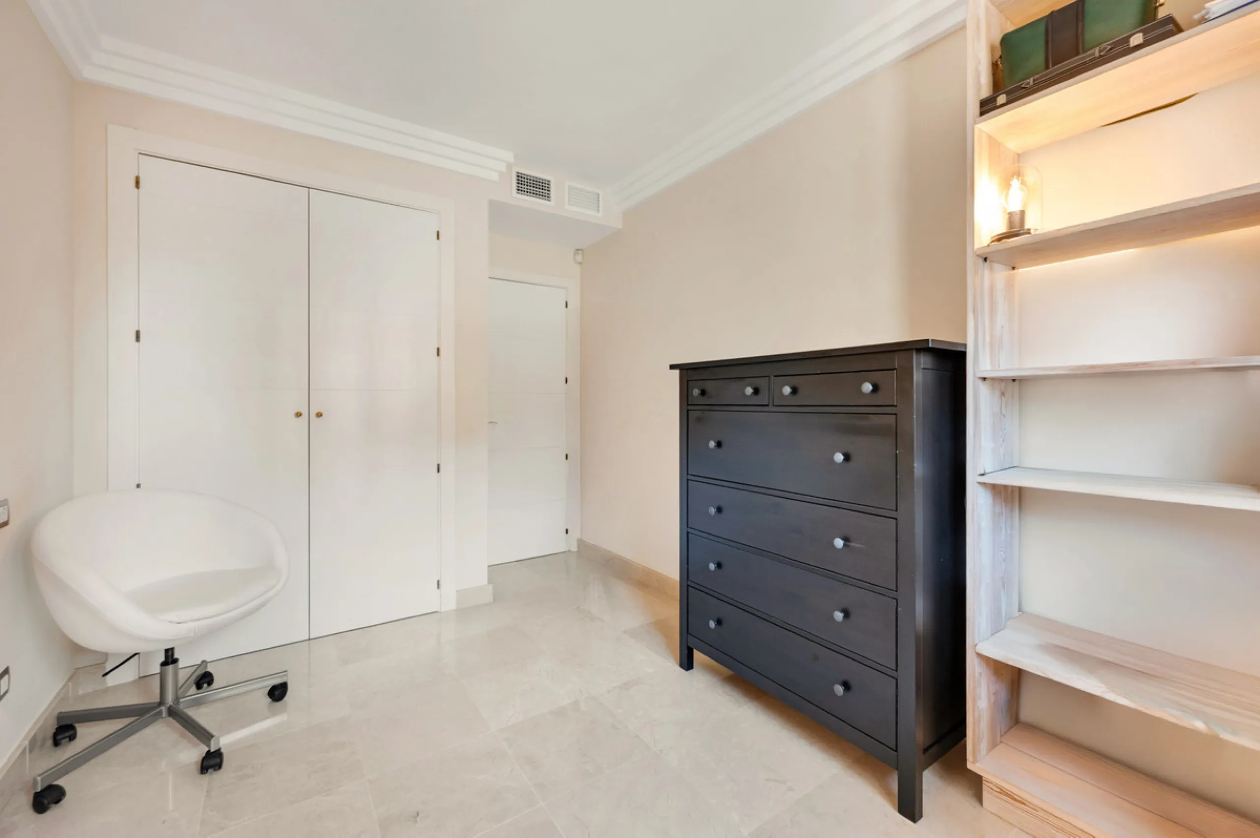 URB. GAZULES DEL SOL a highly sought-after 24-hour secured urbanization, you'll find this bright and spacious apartment in excellent condition. The community offers 4 outdoor swimming pools, a SPA with 2 indoor pools, sauna, gym, and an outdoor padel cour