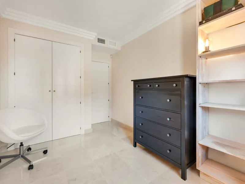 URB. GAZULES DEL SOL a highly sought-after 24-hour secured urbanization, you'll find this bright and spacious apartment in excellent condition. The community offers 4 outdoor swimming pools, a SPA with 2 indoor pools, sauna, gym, and an outdoor padel cour