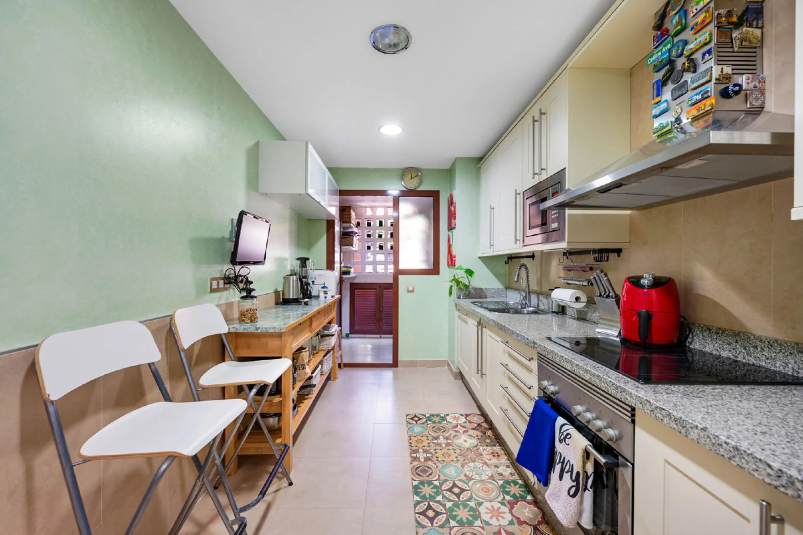 URB. GAZULES DEL SOL a highly sought-after 24-hour secured urbanization, you'll find this bright and spacious apartment in excellent condition. The community offers 4 outdoor swimming pools, a SPA with 2 indoor pools, sauna, gym, and an outdoor padel cour