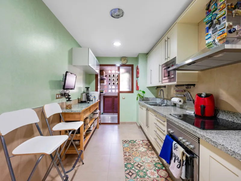 URB. GAZULES DEL SOL a highly sought-after 24-hour secured urbanization, you'll find this bright and spacious apartment in excellent condition. The community offers 4 outdoor swimming pools, a SPA with 2 indoor pools, sauna, gym, and an outdoor padel cour