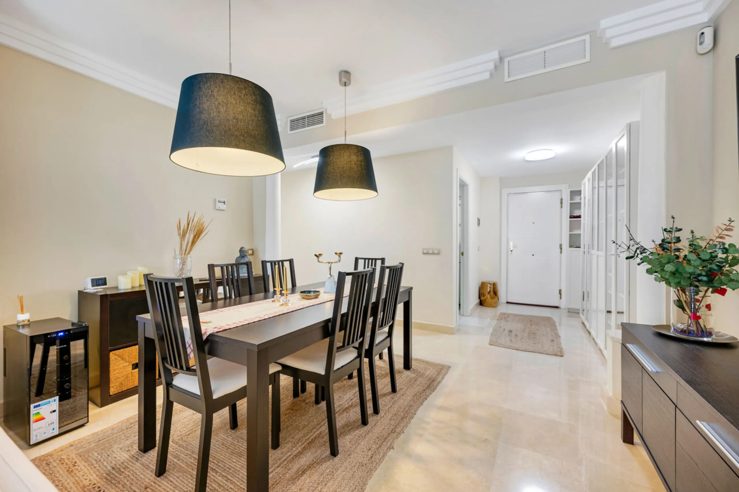 URB. GAZULES DEL SOL a highly sought-after 24-hour secured urbanization, you'll find this bright and spacious apartment in excellent condition. The community offers 4 outdoor swimming pools, a SPA with 2 indoor pools, sauna, gym, and an outdoor padel cour