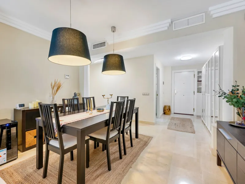 URB. GAZULES DEL SOL a highly sought-after 24-hour secured urbanization, you'll find this bright and spacious apartment in excellent condition. The community offers 4 outdoor swimming pools, a SPA with 2 indoor pools, sauna, gym, and an outdoor padel cour