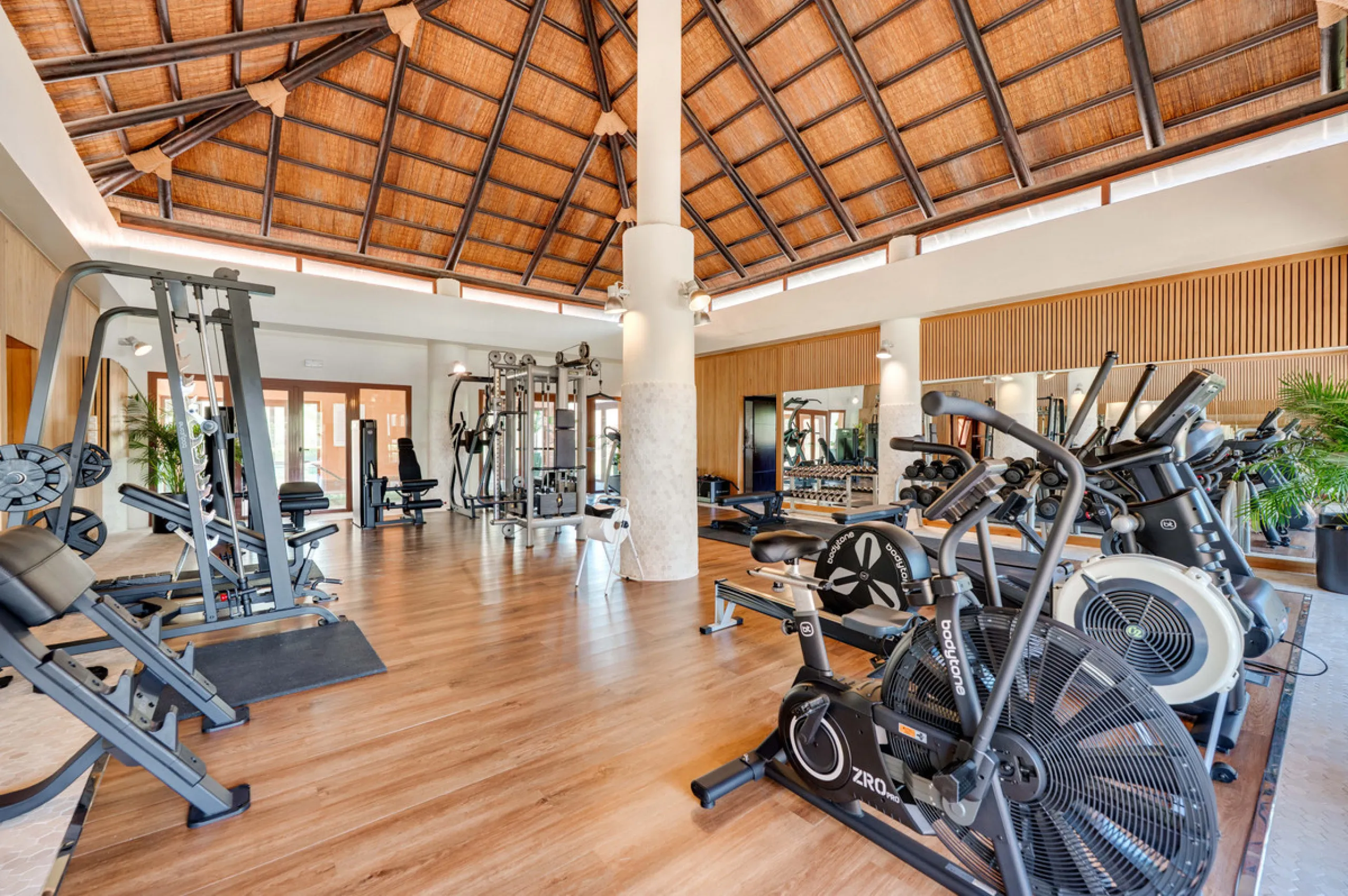 URB. GAZULES DEL SOL a highly sought-after 24-hour secured urbanization, you'll find this bright and spacious apartment in excellent condition. The community offers 4 outdoor swimming pools, a SPA with 2 indoor pools, sauna, gym, and an outdoor padel cour
