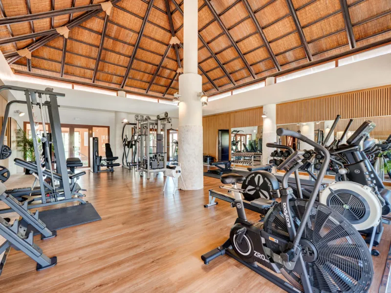 URB. GAZULES DEL SOL a highly sought-after 24-hour secured urbanization, you'll find this bright and spacious apartment in excellent condition. The community offers 4 outdoor swimming pools, a SPA with 2 indoor pools, sauna, gym, and an outdoor padel cour
