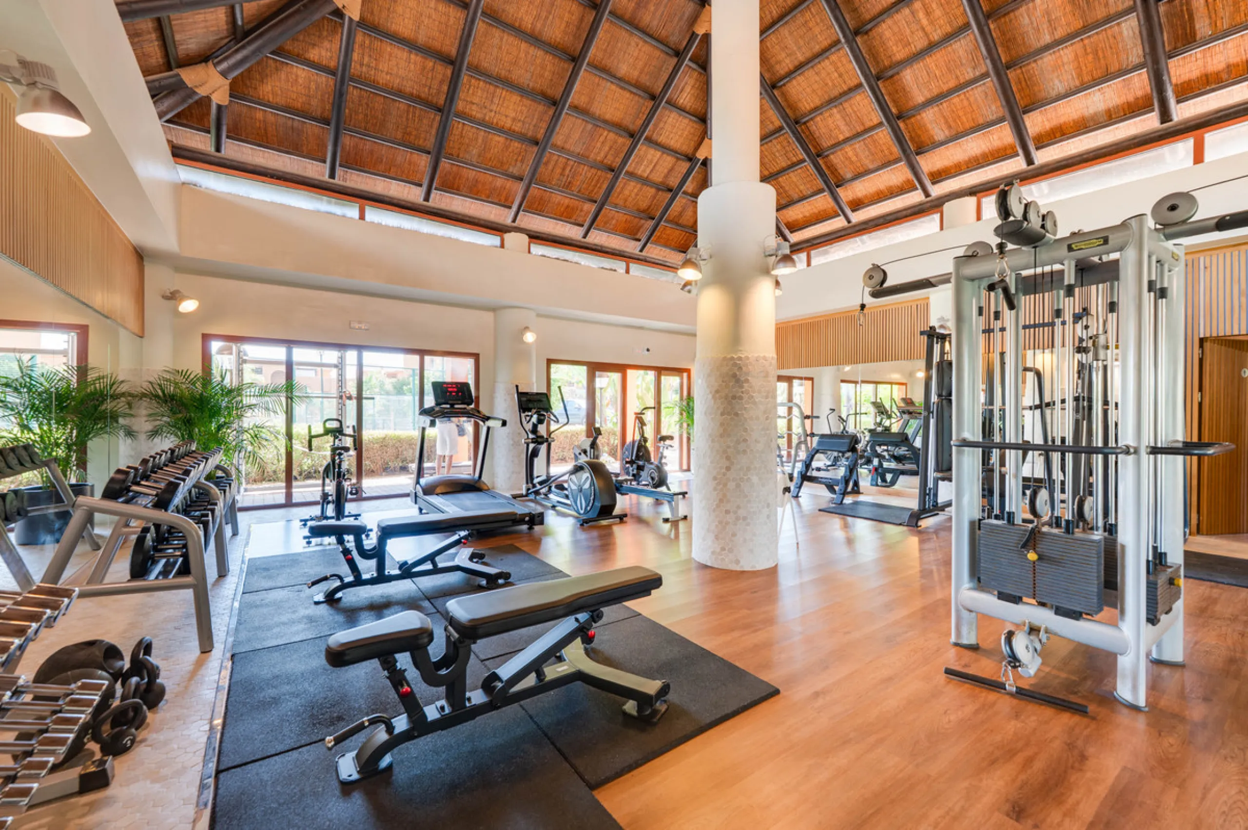 URB. GAZULES DEL SOL a highly sought-after 24-hour secured urbanization, you'll find this bright and spacious apartment in excellent condition. The community offers 4 outdoor swimming pools, a SPA with 2 indoor pools, sauna, gym, and an outdoor padel cour