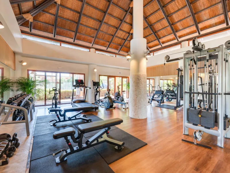 URB. GAZULES DEL SOL a highly sought-after 24-hour secured urbanization, you'll find this bright and spacious apartment in excellent condition. The community offers 4 outdoor swimming pools, a SPA with 2 indoor pools, sauna, gym, and an outdoor padel cour