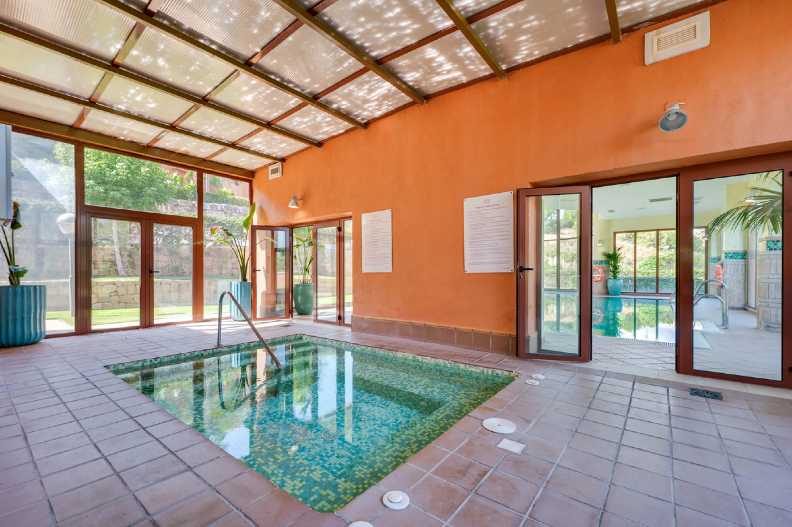 URB. GAZULES DEL SOL a highly sought-after 24-hour secured urbanization, you'll find this bright and spacious apartment in excellent condition. The community offers 4 outdoor swimming pools, a SPA with 2 indoor pools, sauna, gym, and an outdoor padel cour
