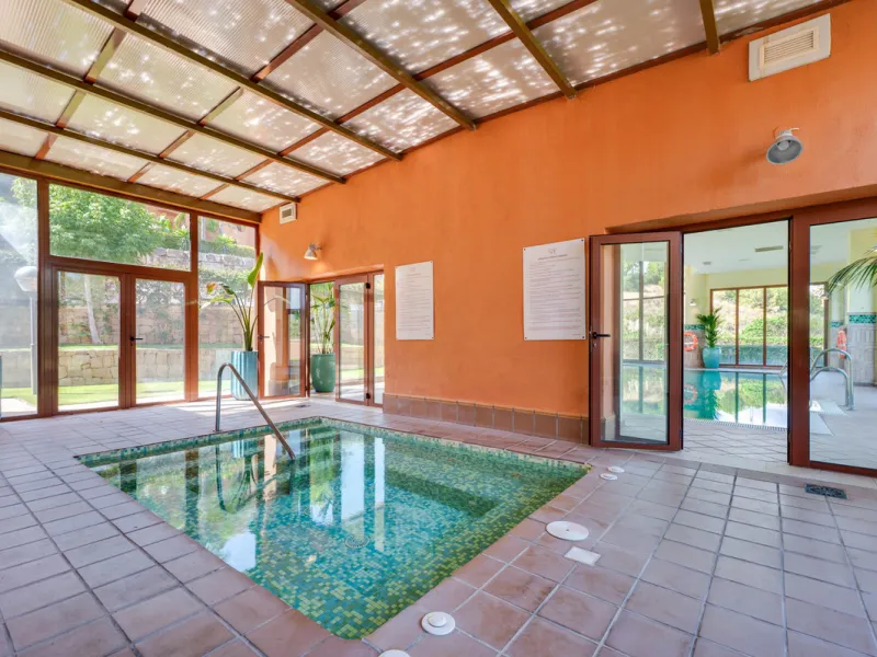 URB. GAZULES DEL SOL a highly sought-after 24-hour secured urbanization, you'll find this bright and spacious apartment in excellent condition. The community offers 4 outdoor swimming pools, a SPA with 2 indoor pools, sauna, gym, and an outdoor padel cour