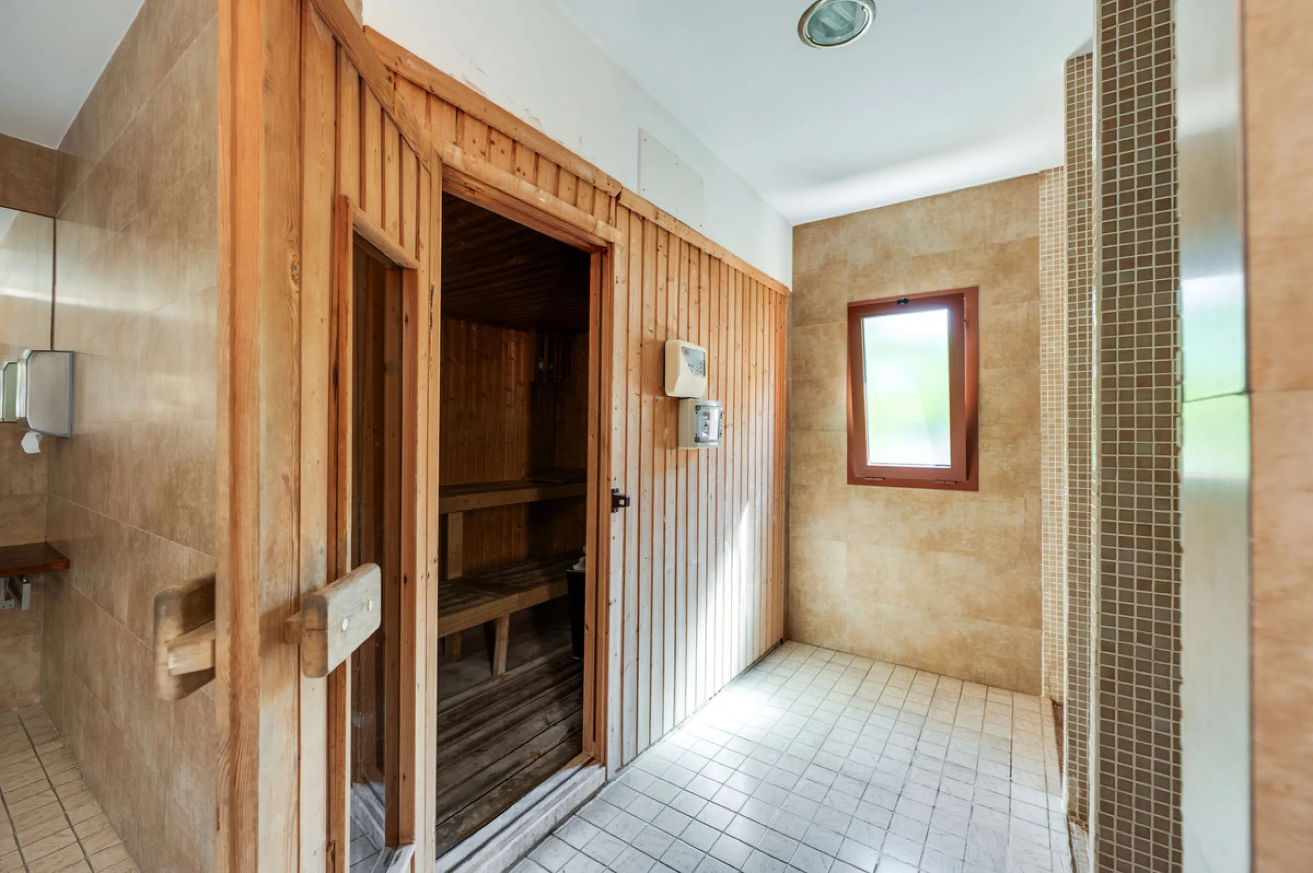 URB. GAZULES DEL SOL a highly sought-after 24-hour secured urbanization, you'll find this bright and spacious apartment in excellent condition. The community offers 4 outdoor swimming pools, a SPA with 2 indoor pools, sauna, gym, and an outdoor padel cour