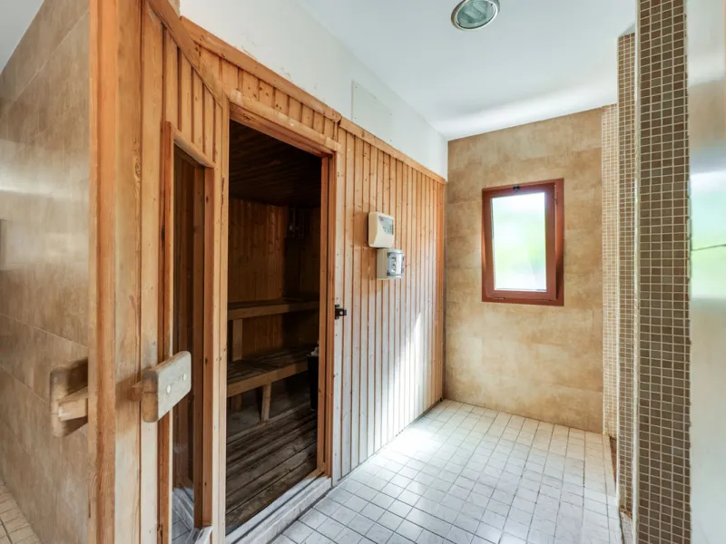 URB. GAZULES DEL SOL a highly sought-after 24-hour secured urbanization, you'll find this bright and spacious apartment in excellent condition. The community offers 4 outdoor swimming pools, a SPA with 2 indoor pools, sauna, gym, and an outdoor padel cour